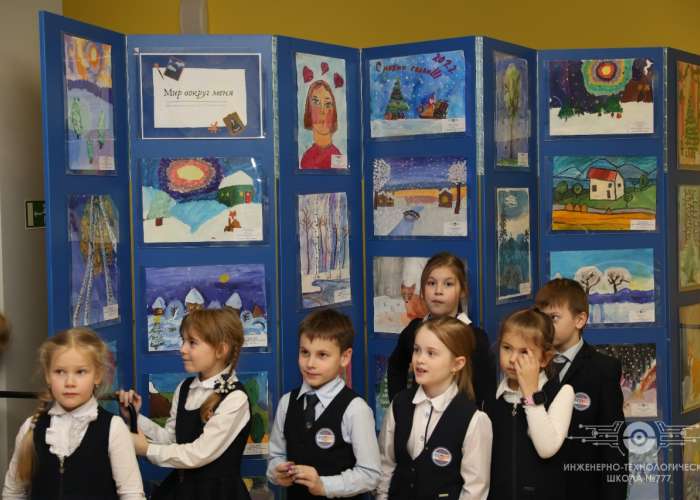 В ИТШ №777 открылась выставка рисунков обучающихся творческих объединений ЦДОД «Лахта-полис»